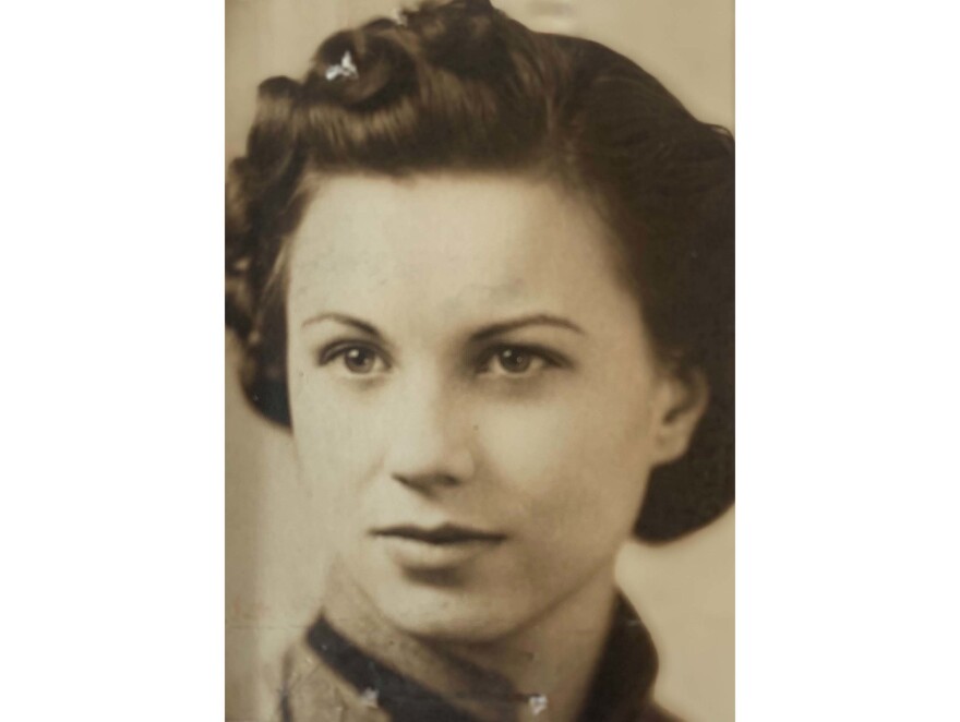 Ellene circa 1941.