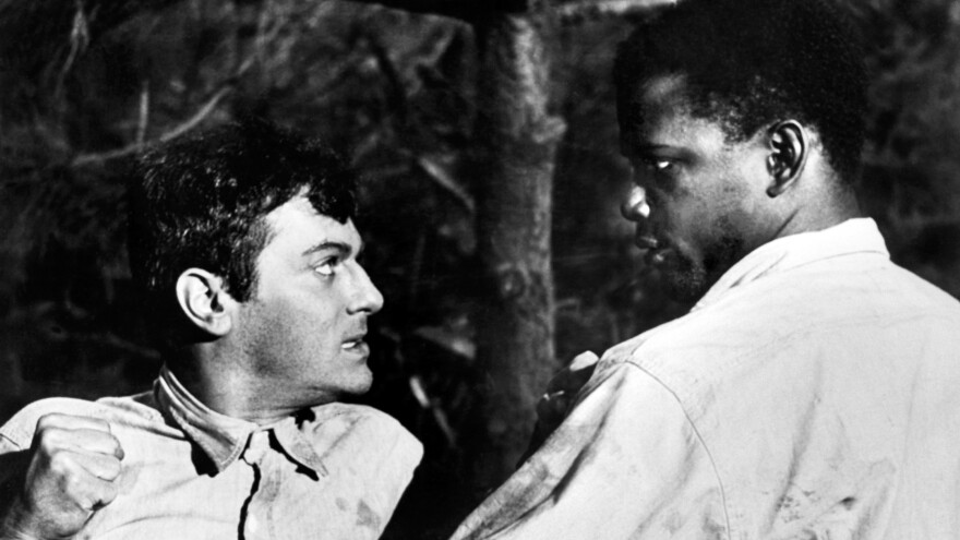 Tony Curtis as "Joker" and Poitier as "Noah" in <em>The Defiant Ones,</em> directed by Stanley Kramer.