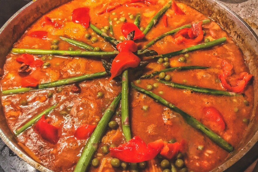 Chicken, tomatoes, peas and rice dish in a round pan