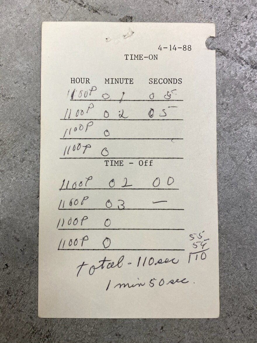 A note records the time that the machine was turned on and off, minutes before a doctor certified that Earl Clanton died in the chamber.