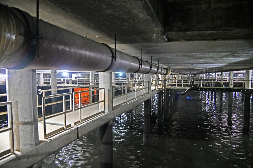 Shockoe Retention Basin: catwalks lined in a grid marked by pipes and columns